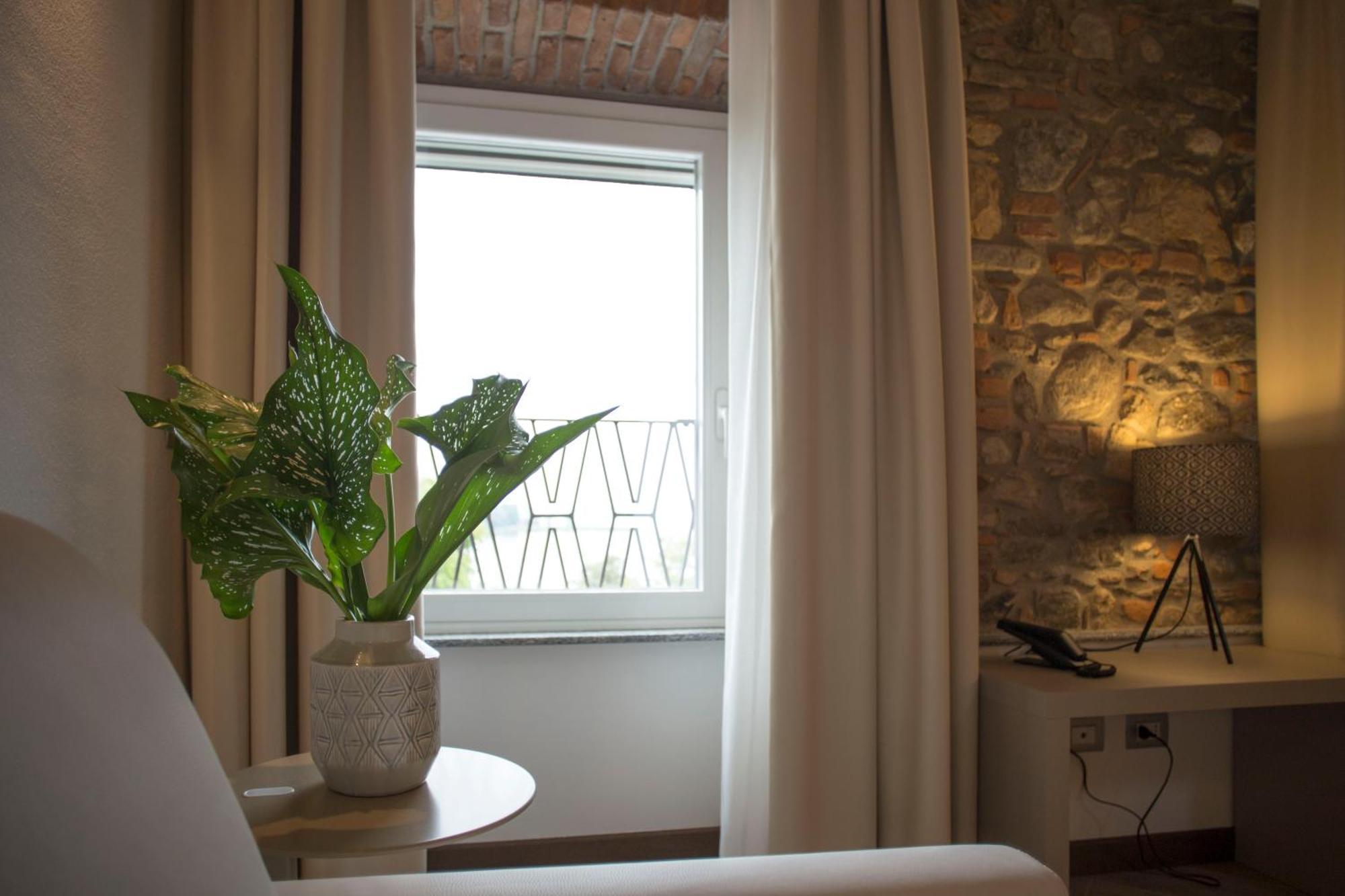 Hotel Ponti Angera Extérieur photo